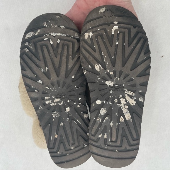 UGG Women’s Bailey Button Bomber Brown Leather size: 6 - Picture 6 of 11